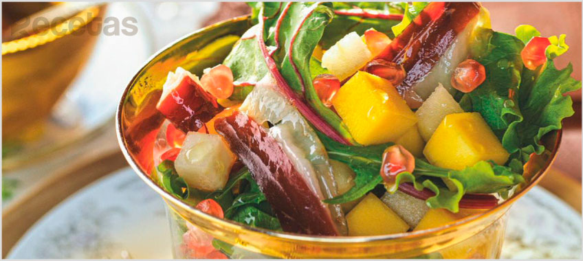 Ensalada de jamón de pato con frutas frescas y vinagreta de mostaza